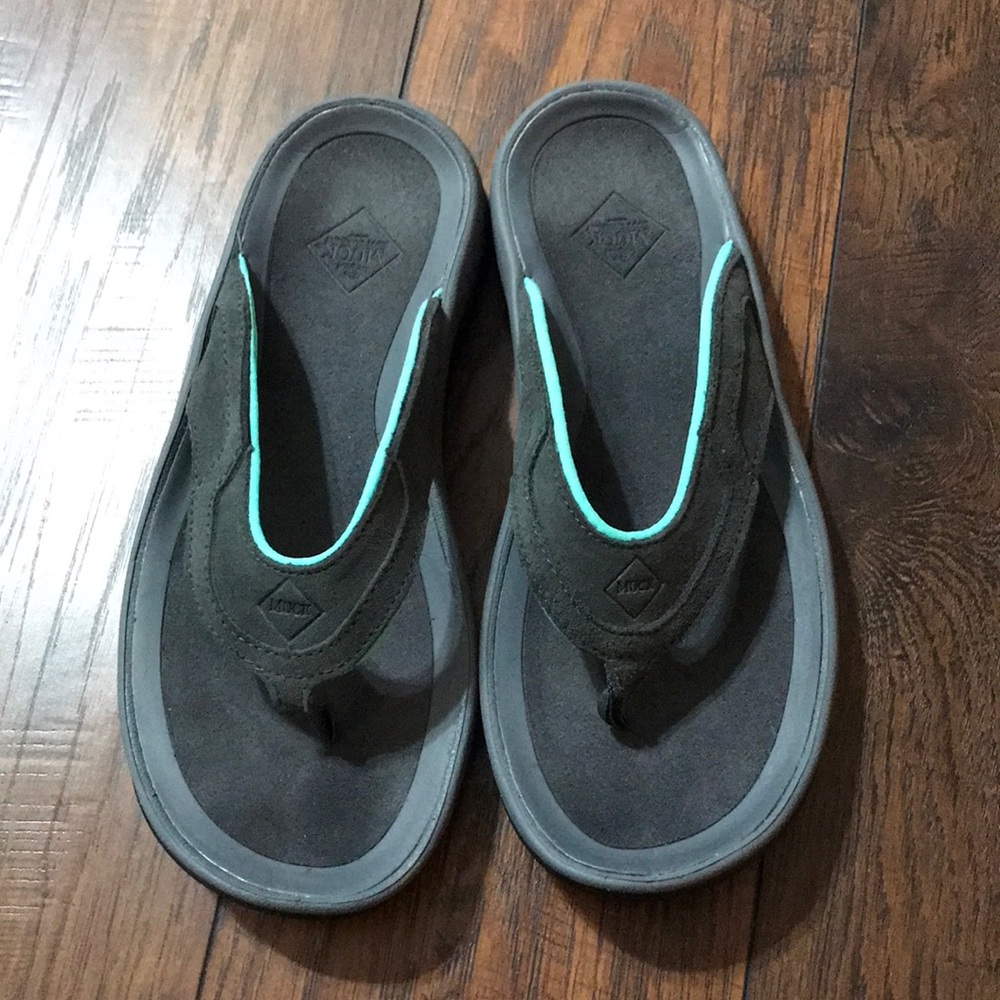Women’s Muck brand flip flops size 8